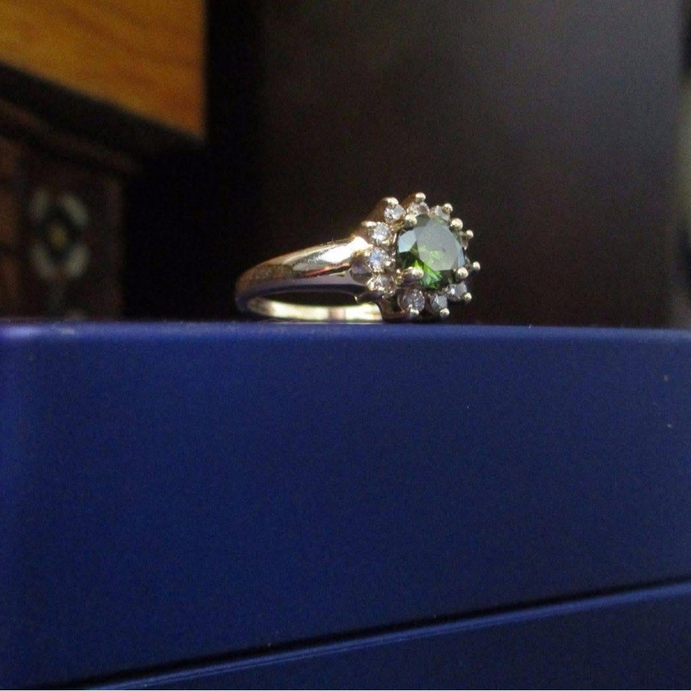 14kt yellow Gold and Green VS1 and white diamond Ring - Picture 2 of 4